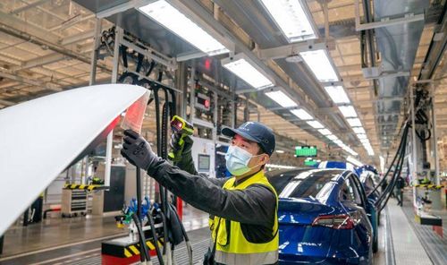 馬斯克旗下車企大幅提高工人工資，員工月薪有望破萬引發行業熱議