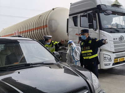 徐州交警堅(jiān)守一線，筑牢防疫“安全墻”保障道路貨物運(yùn)輸安全暢通